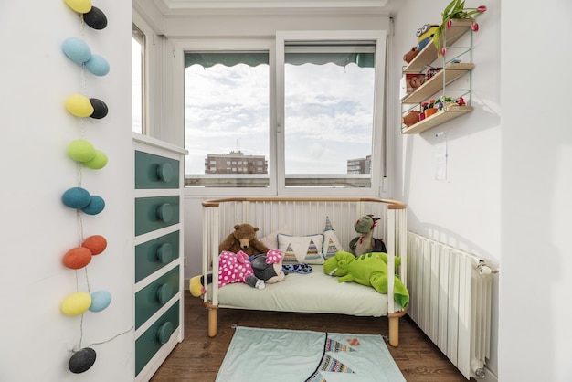 Варианты расположения мебели в комнате для двоих детей с одним окном